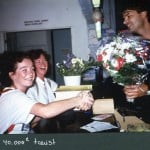 De 40.000e toerist kreeg een bloemetje van Paul Hermanides. Ze werden natuurlijk wel uitgekozen, want het moest wel een fotogeniek plaatje opleveren.